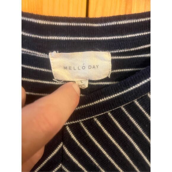 Mello day Striped White & Navy Blue Pullover Front Tie blouse Size large (3292) - Picture 2 of 4
